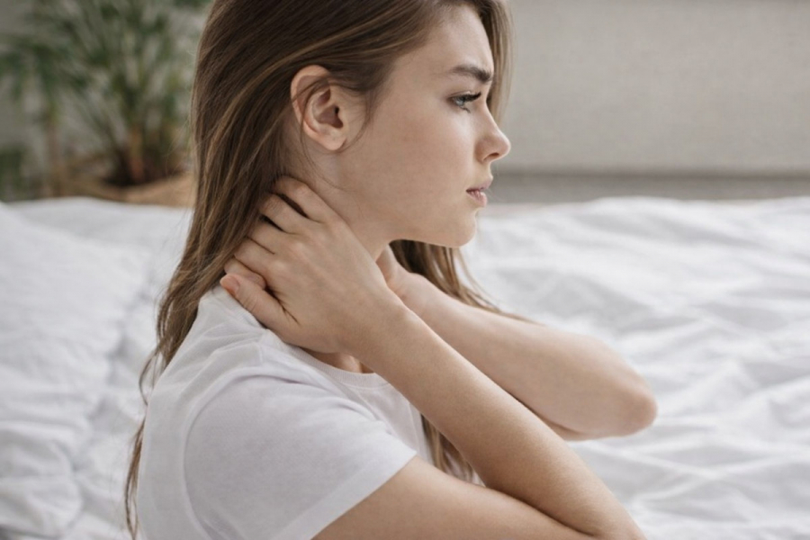 Болить шия після сну що робити