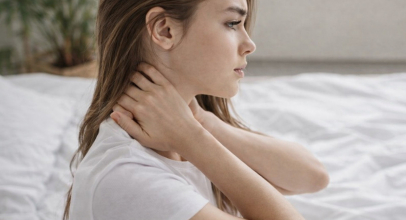 Болить шия після сну що робити