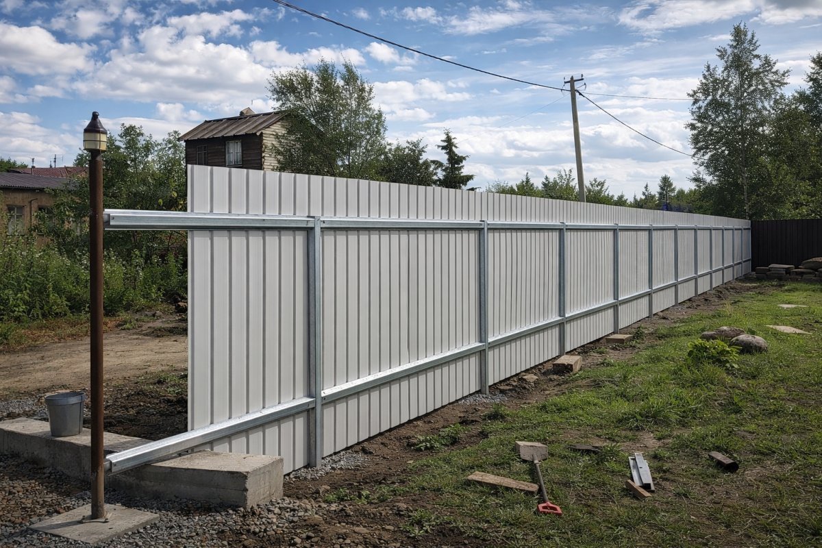 Основні переваги забору з профнастилу Основні переваги забору з профнастилу